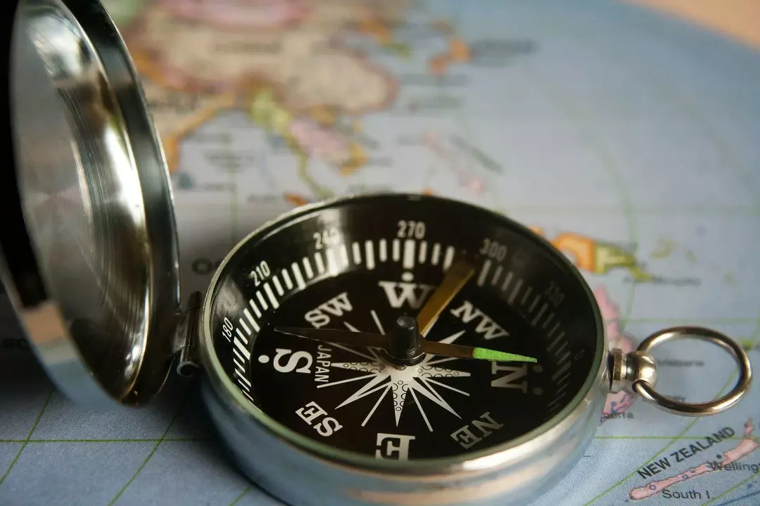 Et magnetisk kompass brukes til å bestemme retninger på jordoverflaten.