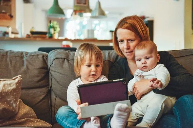 Bruk teknologi for å hjelpe besteforeldre på lang avstand å se barnebarna sine oftere.