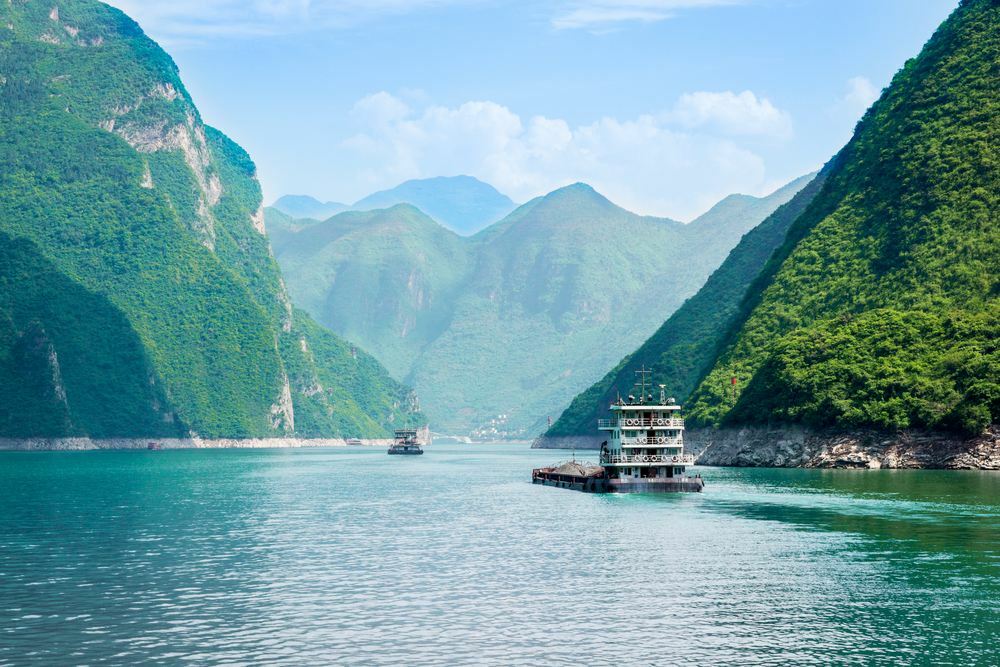 Crucero por el río en China: barcos en el río Yangtze.