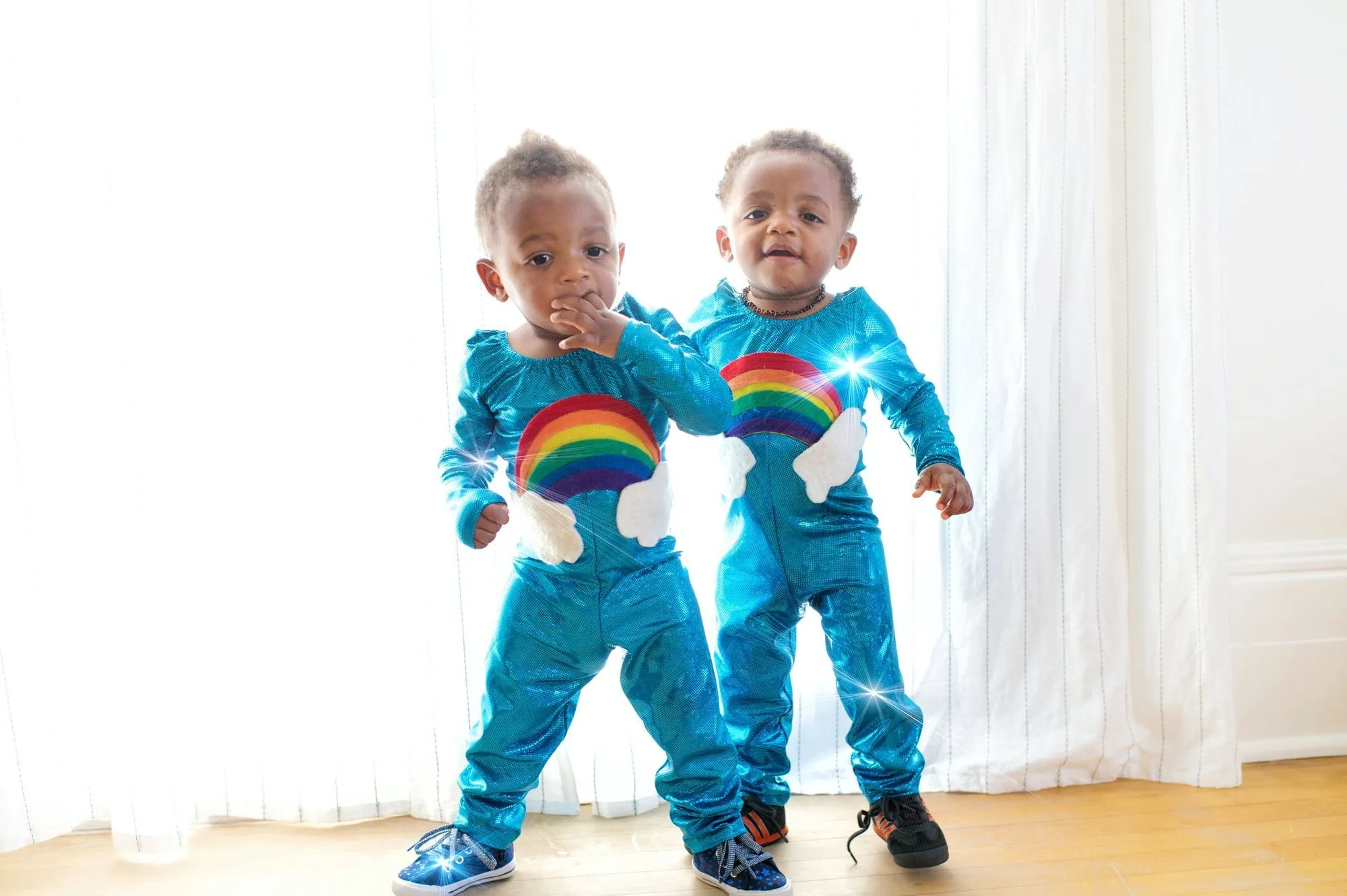 dvojčata nosí odpovídající přizpůsobené oblečení