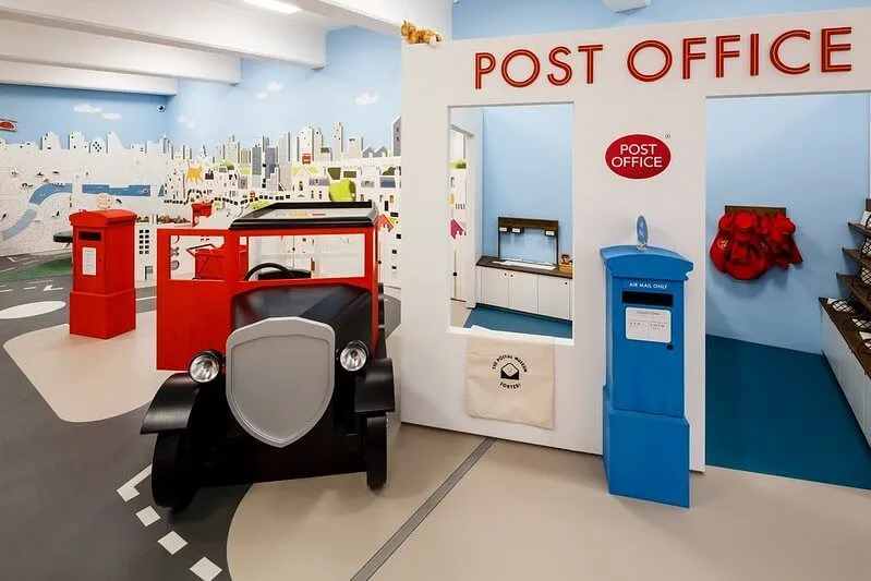 Poštové múzeum v Londýne s dieťaťom