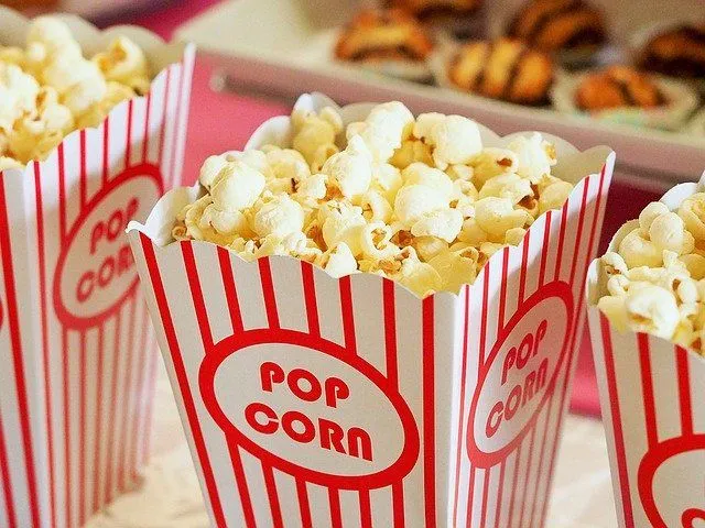 Popcorn er det perfekte tillegget til en morsom filmkveld.
