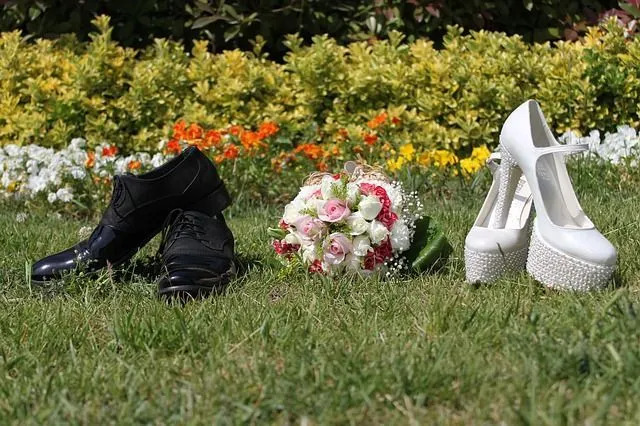 Обувките играят важна роля в много сватбени обичаи.