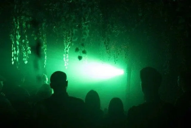 Publikum ser grønt lys fra romskipene fra mars.