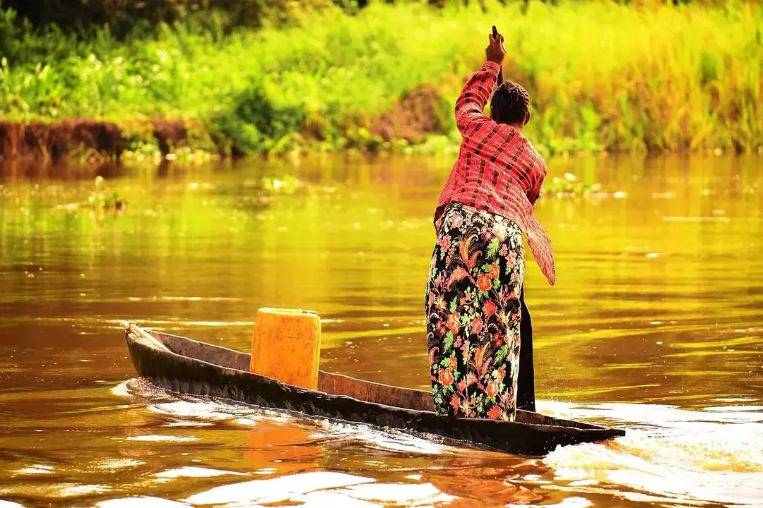 Kongofloden är en källa till försörjning för människorna som bor runt dess stränder.