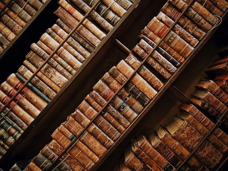 Gamle bøker om gammel historie står langs bokhyllene.
