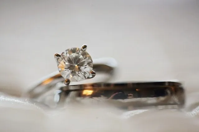 Diamanter brukes tradisjonelt som forlovelsesringer.