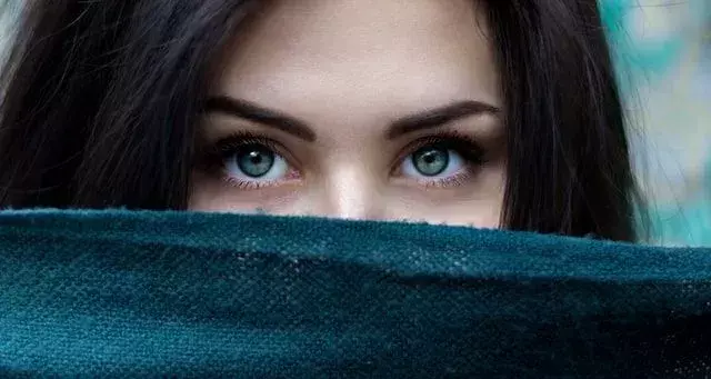 31 faktów na temat niebieskich oczu: dlaczego ludzie o niebieskich oczach są atrakcyjni?