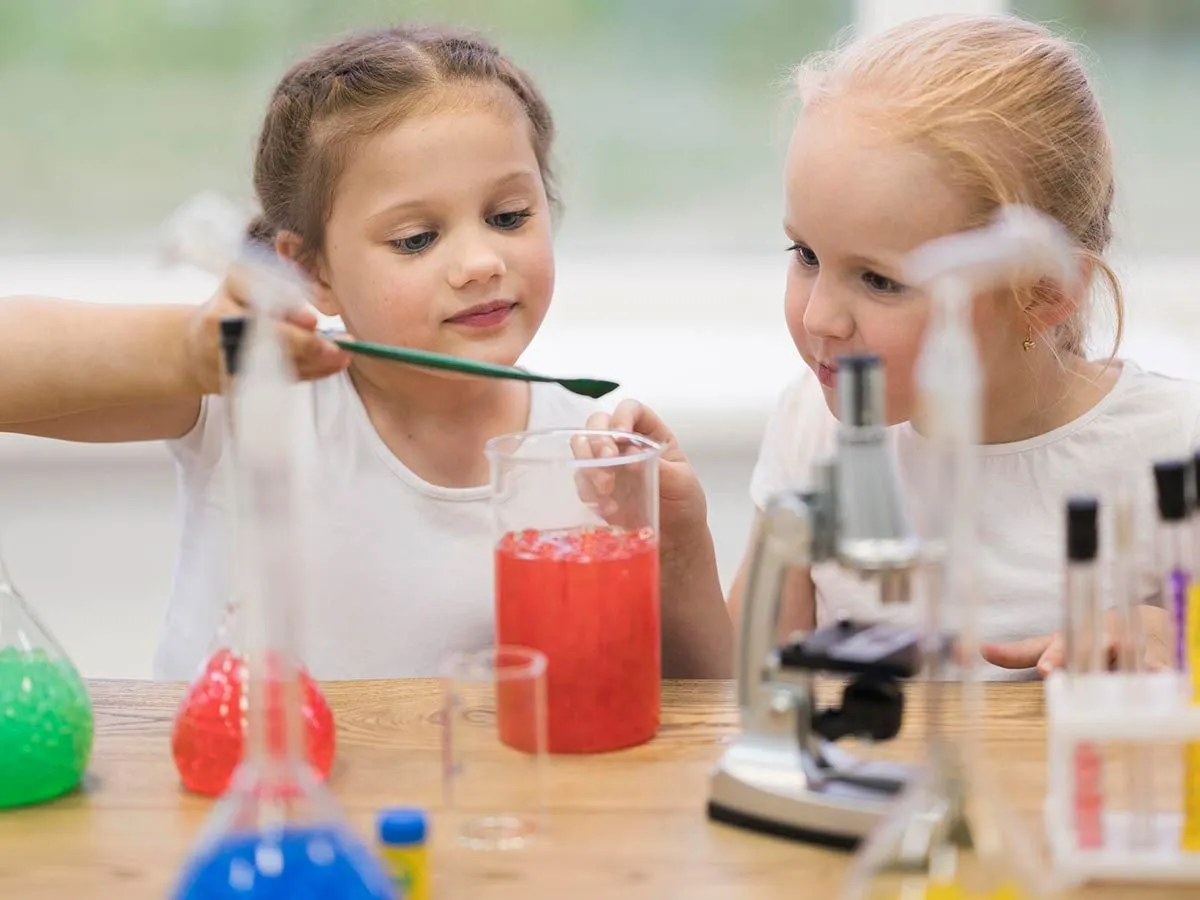 Due ragazze in età prescolare che fanno esperimenti scientifici.