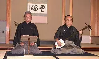 Wanneer de shamisen wordt gespeeld, is de eerste snaar die de speler beweegt de onderste snaar, d.w.z. de derde.