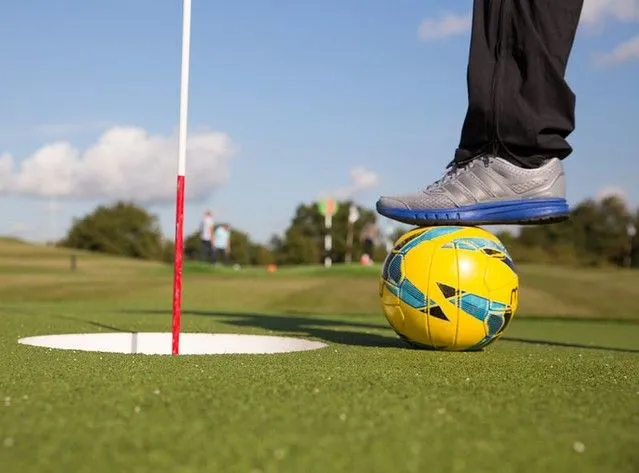diversão foot golf no reino do golfe