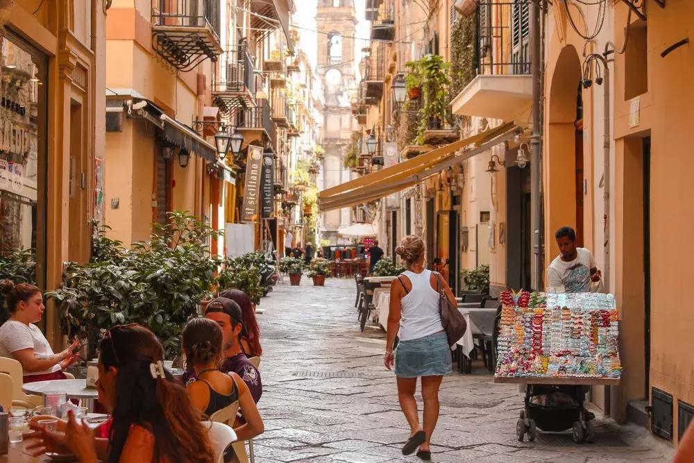 Palermo es una ciudad bulliciosa en Sicilia.