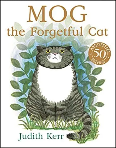 Cover of Mog The Forgetful Cat: en tabby katt med gule øyne ser opp, med noen blader som dukker opp bakfra.