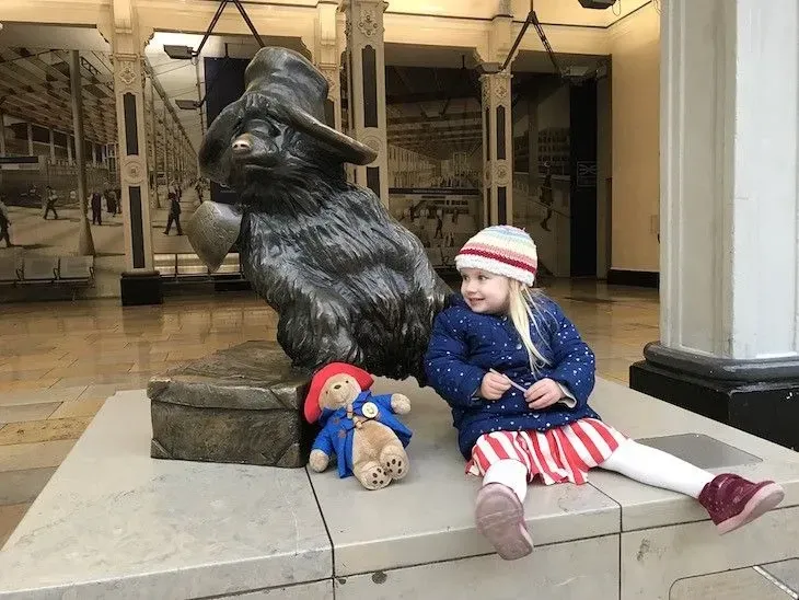 Paddington Bear je okouzlující dětská postavička, kterou zbožňují všechny děti.