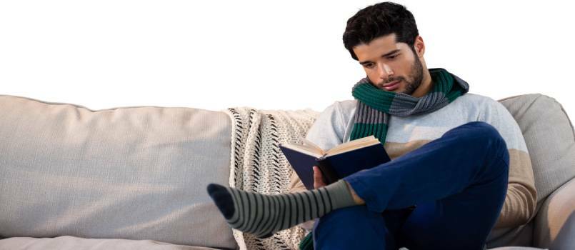 Fiatal férfi könyvet olvas