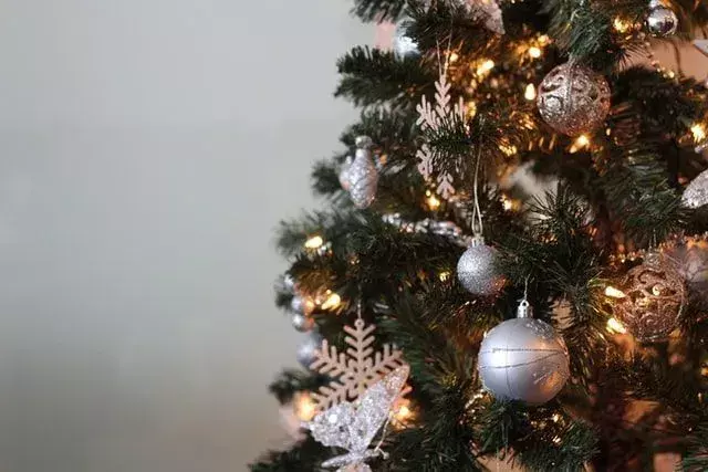 Una tradición común de Adviento es decorar el árbol de Navidad.