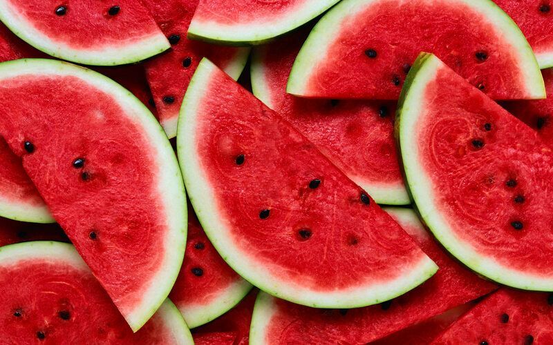 Skiver av moden vannmelon.