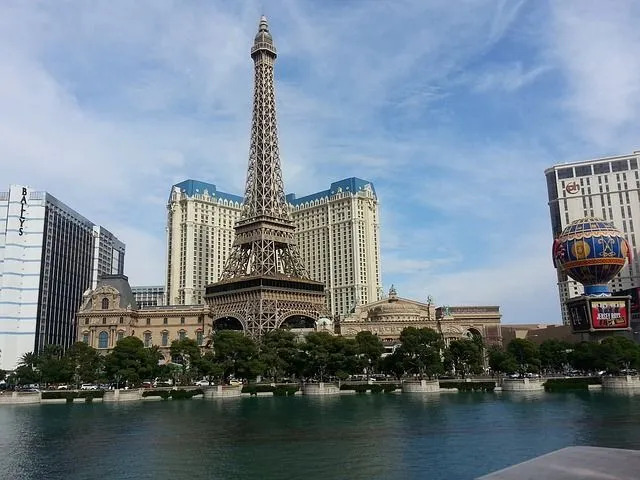 A Las Vegas-i Eiffel-toronyban naplemente után félóránként ingyenes fényjátékot tartanak.