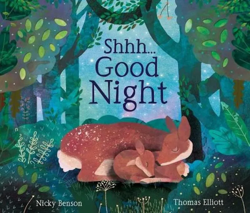 Obálka Pšššt... Dobrou noc: dva jeleni, rodič a dítě, se tulí ve spánku. V pozadí je les proti noční obloze.