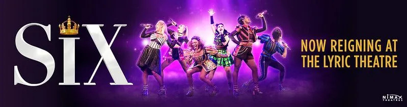 En plakat for Six The Musical med de seks dronningene som poserer midt i sangen.