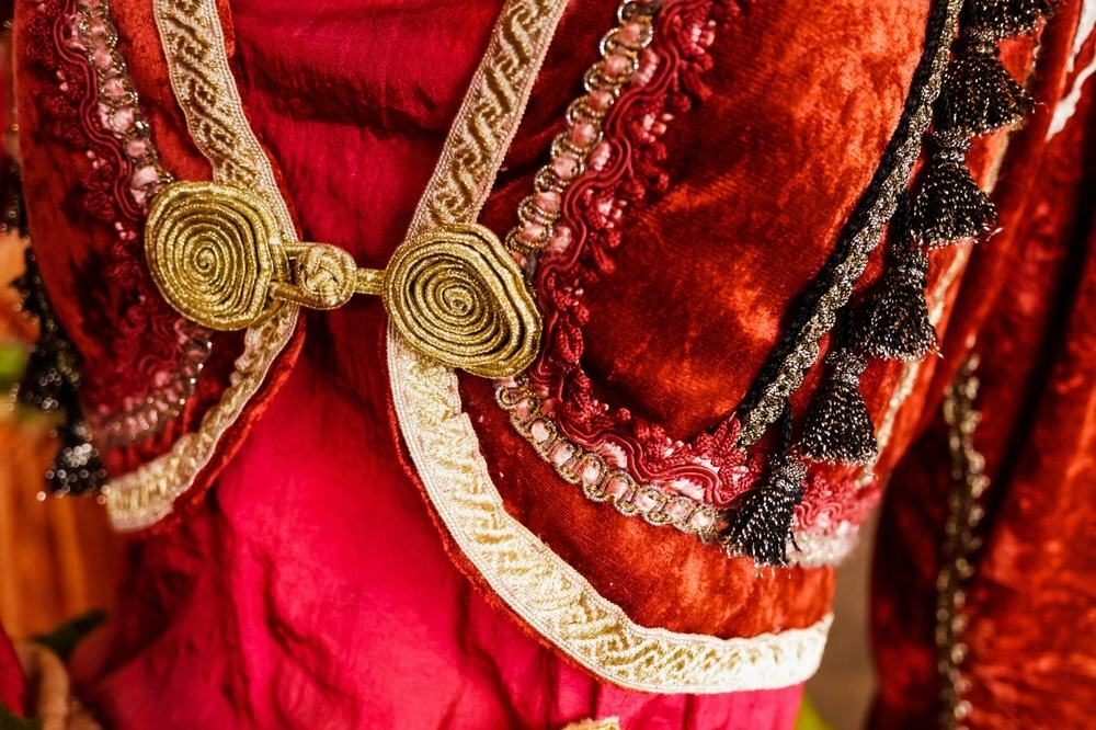 Detaljer og teksturer av stoffet til en tradisjonell gresk kjole.