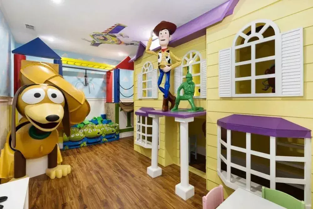 Bergabunglah dengan Woody dan Buzz di ruangan bertema Disney ini.