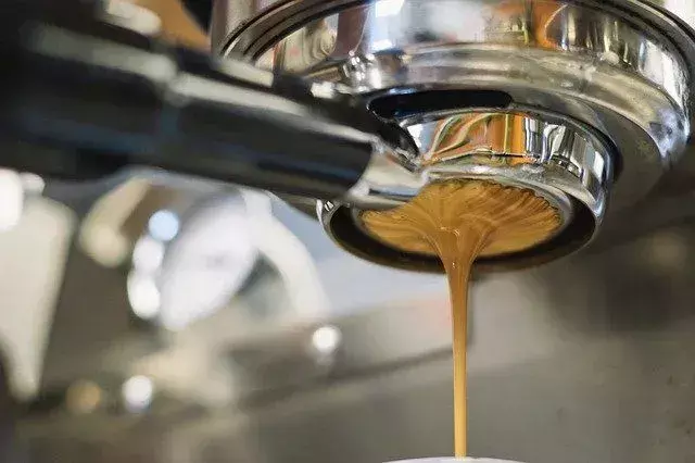 Tamna kava poznata je kao dobar izvor kofeina